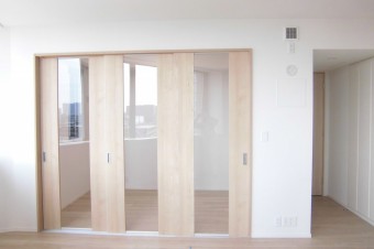 建具を3枚連動引戸に変更し、開放的＆フレキシブルな空間に